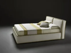 New Letto matrimoniale imbottito light di . Gambe moderne. Prezzo scontato! Letti