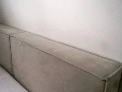 New Letto matrimoniale imbottito light di . Gambe moderne. Prezzo scontato! Letti