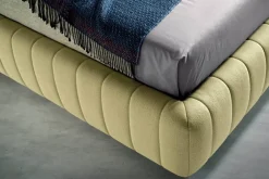 Hot Letto matrimoniale imbottito Bside. Design moderno, gambe in legno. Prezzo ribassato! Letti