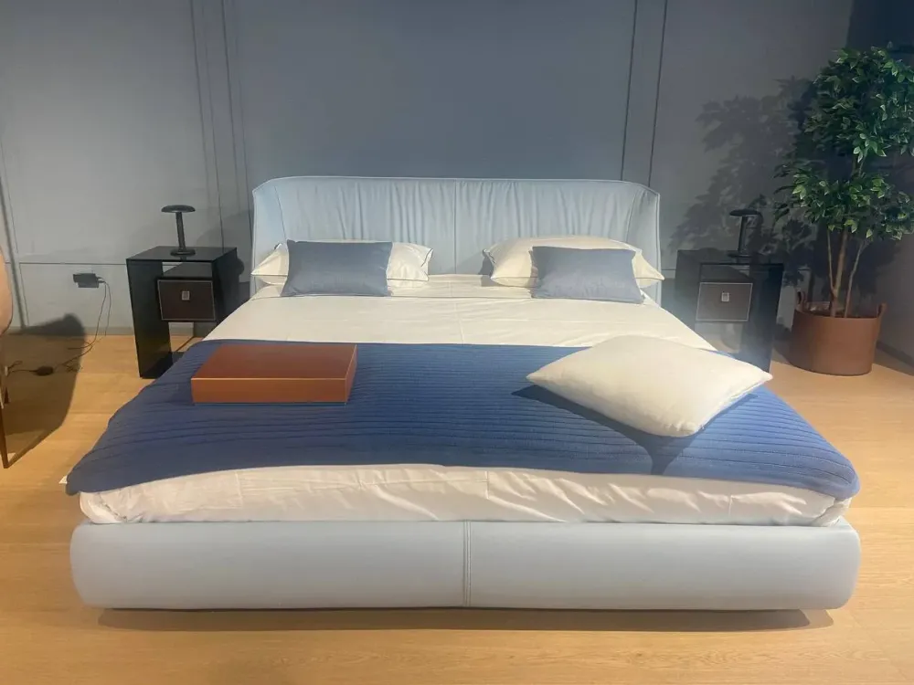 Letto moderno Archibald di SCONTATO^Poltrona Frau Best