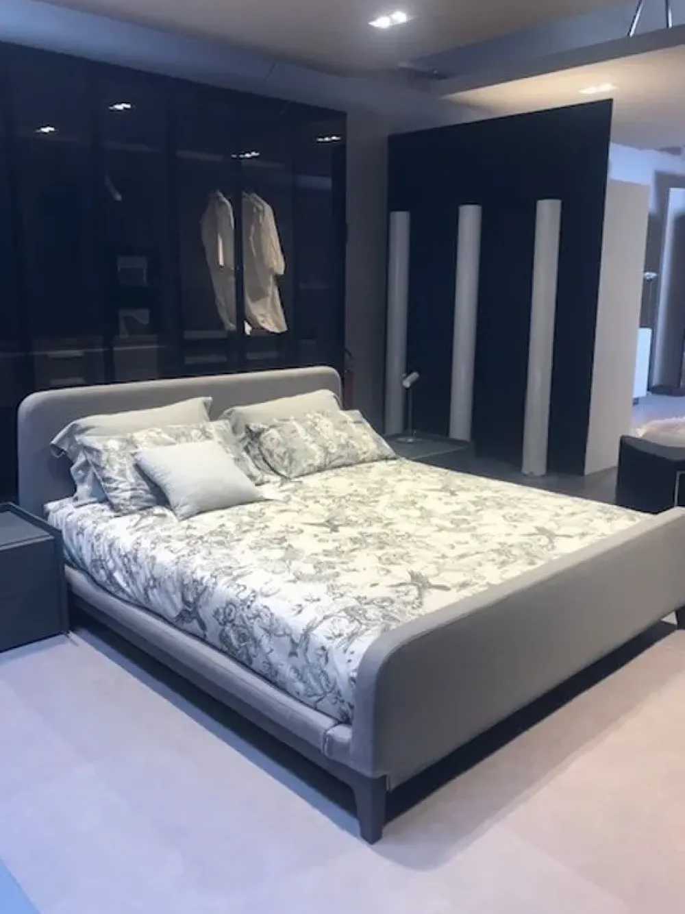 Outlet Letto moderno Ayame con gambe. Prezzo scontato! Letti