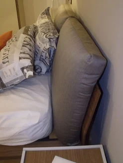 Online Letto moderno con gambe Abbraccio legno a prezzo scontato Letti