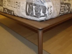 Online Letto moderno con gambe Abbraccio legno a prezzo scontato Letti