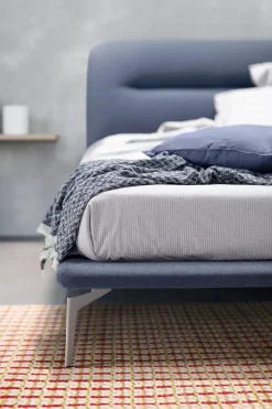 Letto moderno con gambe Malè a prezzo scontato^Novaluna Sale