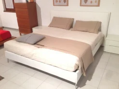 Letto moderno con gambe Tim a prezzo scontato^Felis Online