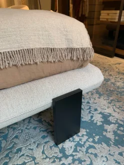 Letto moderno con piedini Wabi a prezzo scontato^Saba Clearance