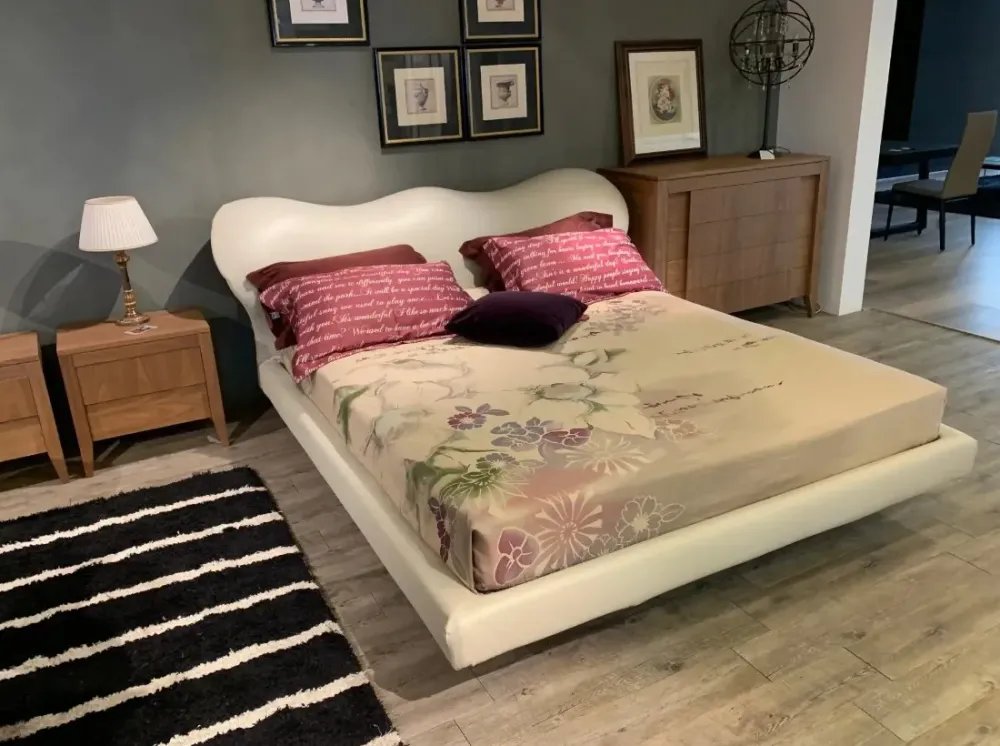 Letto moderno con piedini Marylin a prezzo ribassato^Flou Sale