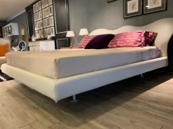 Letto moderno con piedini Marylin a prezzo ribassato^Flou Sale