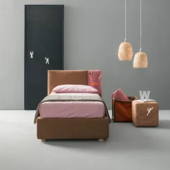 Samoa Letto moderno con piedini Rift a prezzo ribassato- Letti