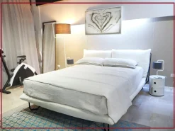 Artigianale Letto moderno con piedini Zenit di alto letti tessili a prezzo scontato- Letti