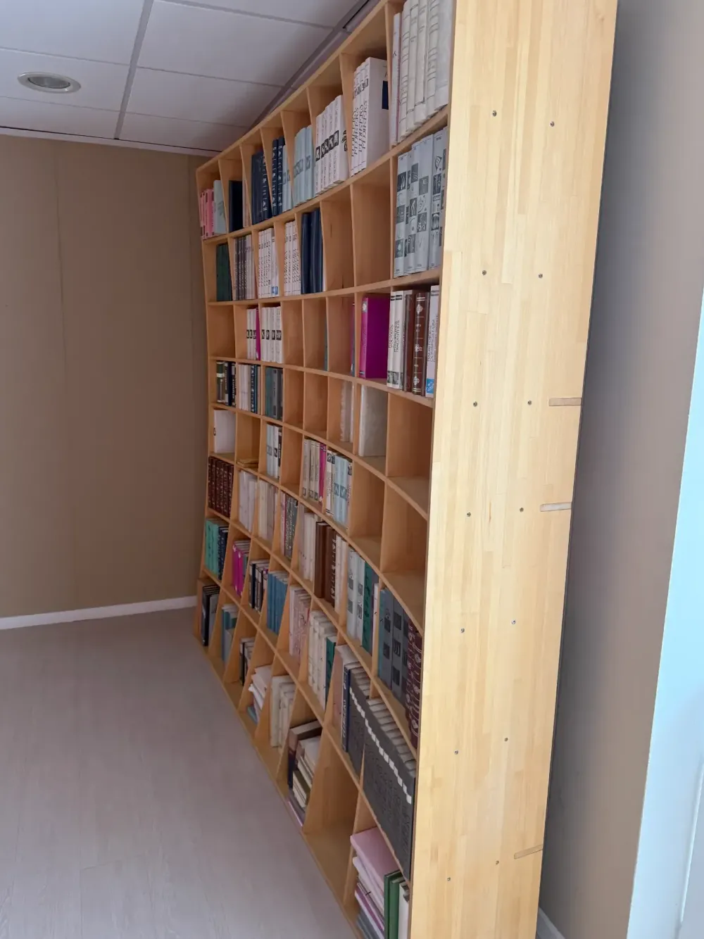 Libreria in legno scontata -67%: scopri Biosfera^Artigianale Outlet