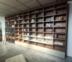 Libreria Modo con scaletta in stile moderno di in OFFERTA OUTLET^Sangiacomo Discount