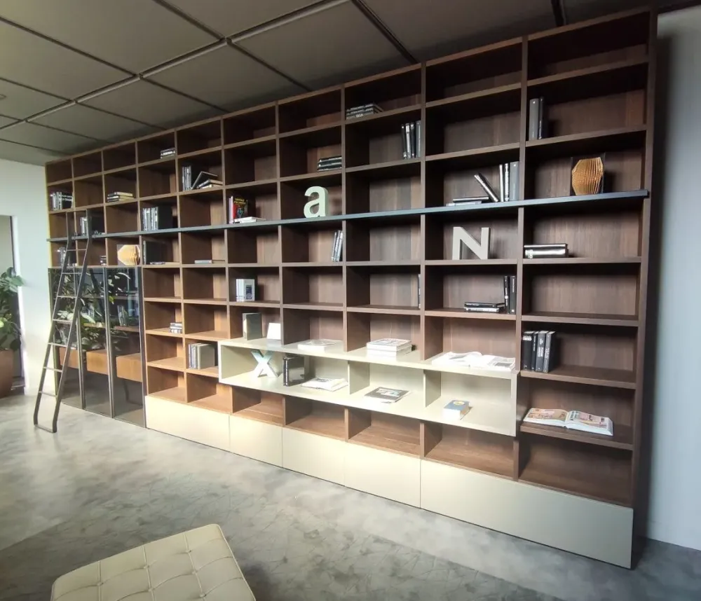 Libreria Modo con scaletta in stile moderno di in OFFERTA OUTLET^Sangiacomo Discount