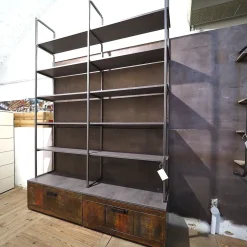 Libreria in legno scontata -28%: scopri Libreria industriial con ante recicle e piani  ossido cemento^Outlet Etnico Sale