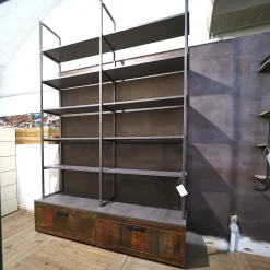 Libreria in legno scontata -28%: scopri Libreria industriial con ante recicle e piani  ossido cemento^Outlet Etnico Sale