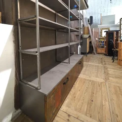 Libreria in legno scontata -28%: scopri Libreria industriial con ante recicle e piani  ossido cemento^Outlet Etnico Sale