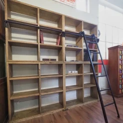 Libreria in legno a prezzo scontato: scopri Liberai in vero legno con scala in stile industrial^Outlet Etnico Online