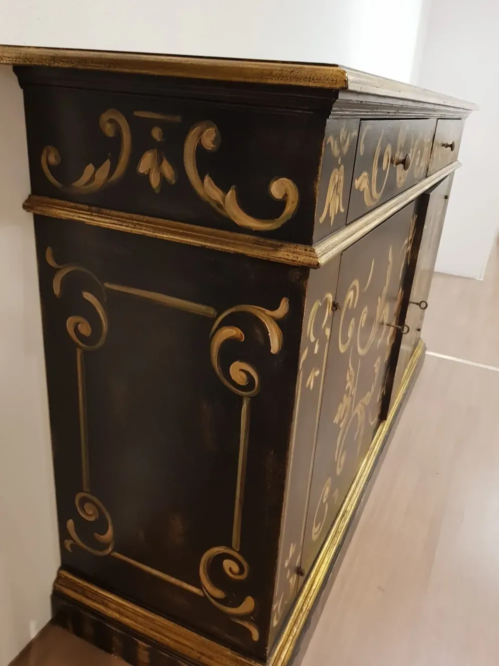 Discount Madia Decorata di a prezzi convenienti Madie