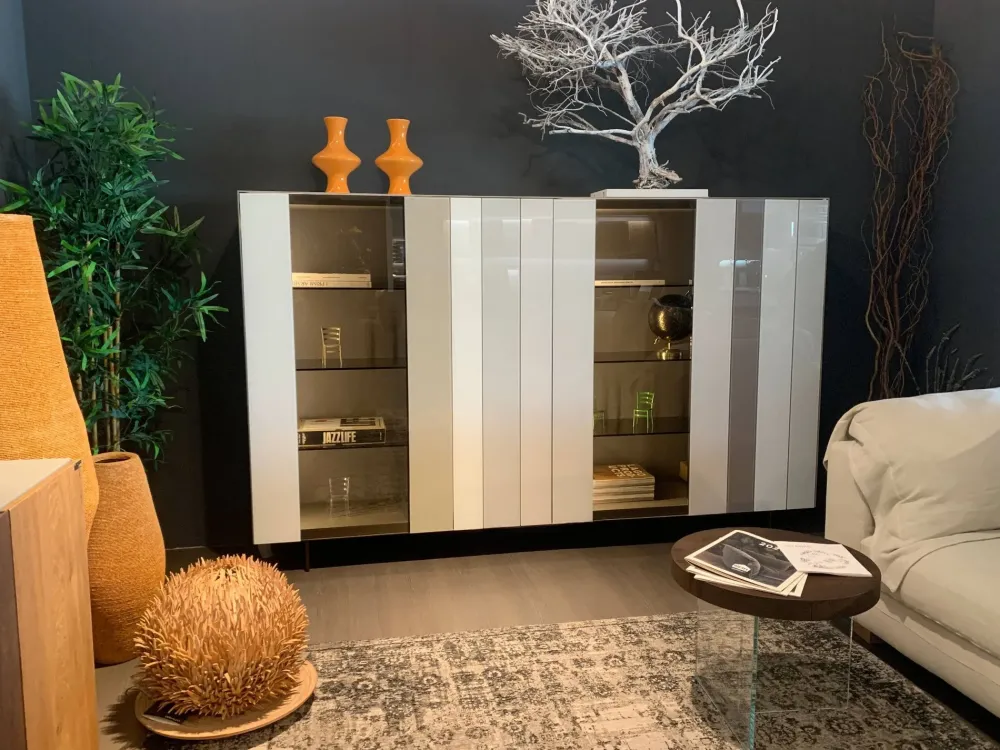 Outlet Madia di in vetro Now 1376 a prezzo riservato Madie