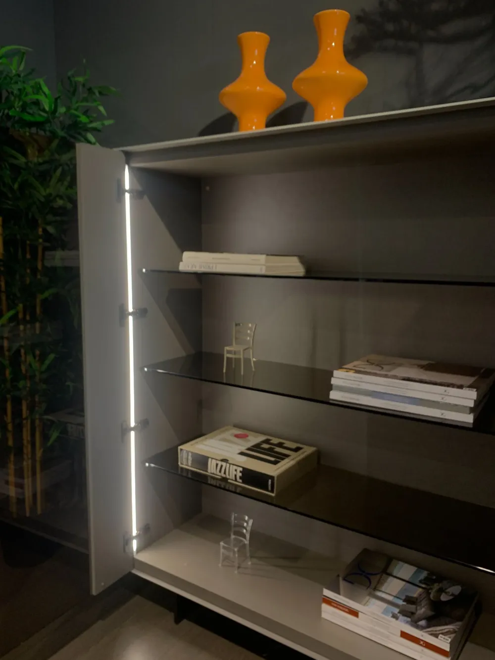 Outlet Madia di in vetro Now 1376 a prezzo riservato Madie