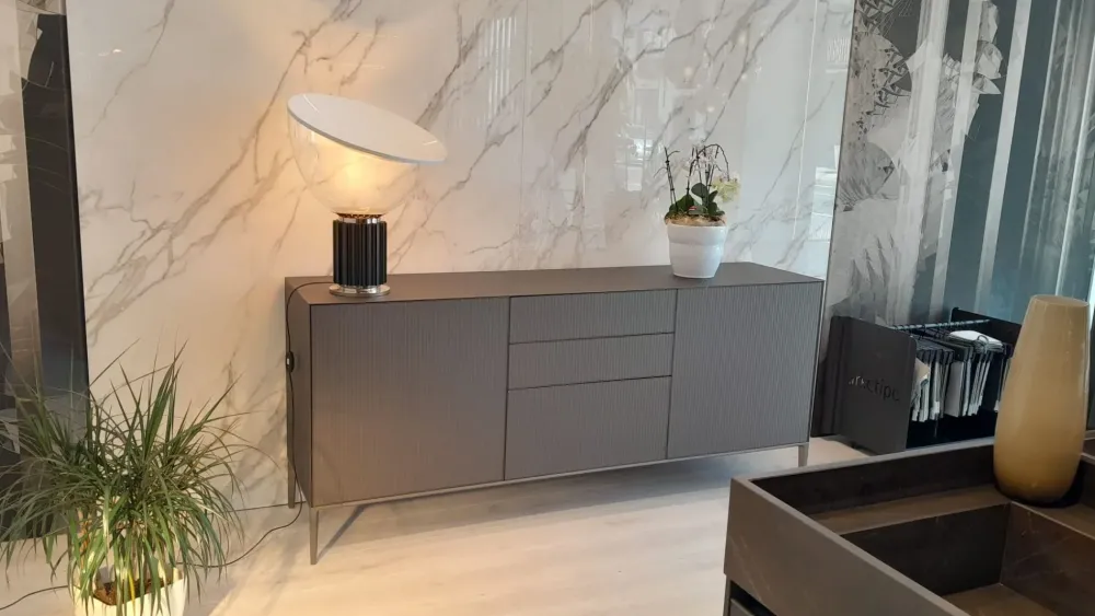 Madia in stile design Self di a prezzo scontato Madie