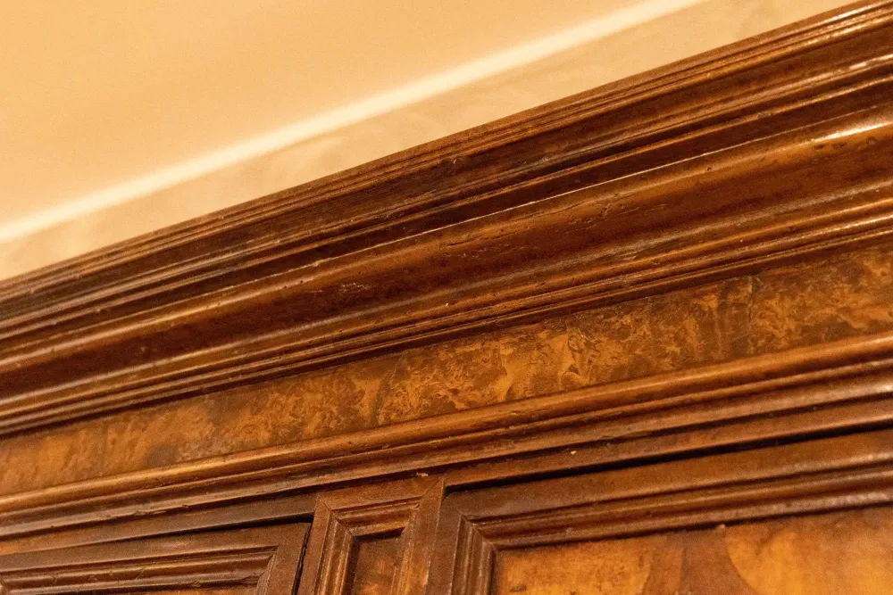 Collezione esclusiva Mobile soggiorno modello Mobile sacrestia noce massello di a PREZZI OUTLET- Pareti Attrezzate