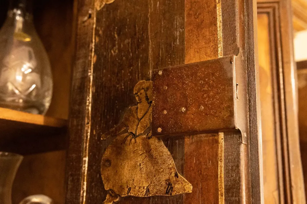 Collezione esclusiva Mobile soggiorno modello Mobile sacrestia noce massello di a PREZZI OUTLET- Pareti Attrezzate