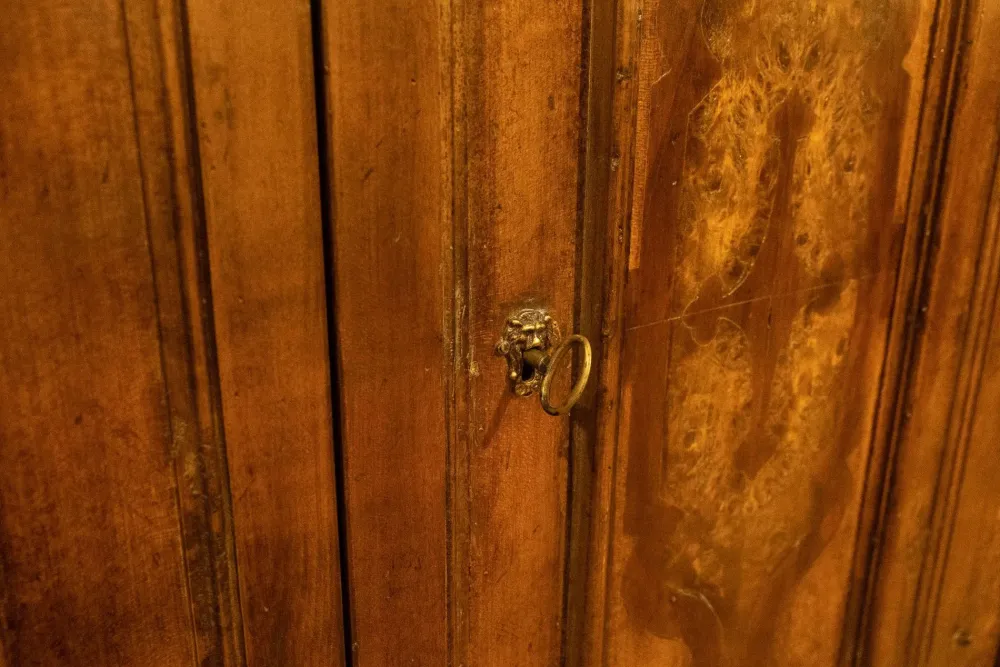 Collezione esclusiva Mobile soggiorno modello Mobile sacrestia noce massello di a PREZZI OUTLET- Pareti Attrezzate