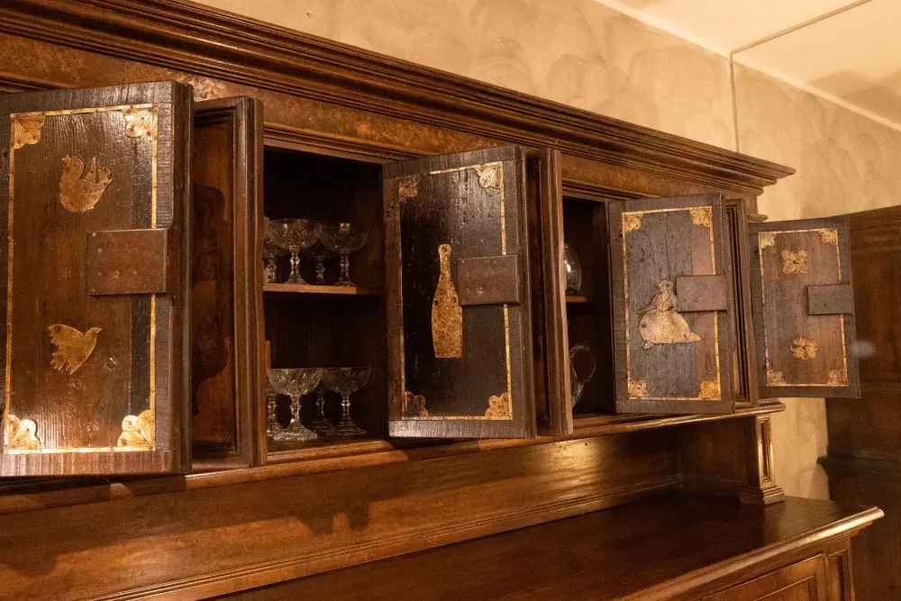 Collezione esclusiva Mobile soggiorno modello Mobile sacrestia noce massello di a PREZZI OUTLET- Pareti Attrezzate