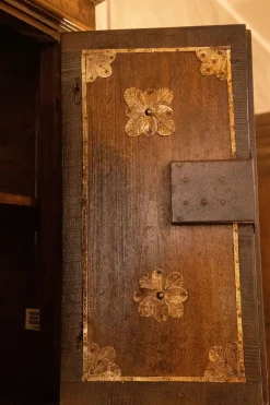 Collezione esclusiva Mobile soggiorno modello Mobile sacrestia noce massello di a PREZZI OUTLET- Pareti Attrezzate