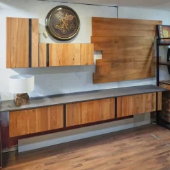 Best Mobile soggiorno modello Parete soggiorno con ante e boiserie in legno in styke industrial   di a PREZZI OUTLET Pareti Attrezzate