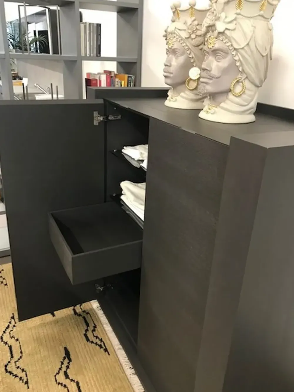 Halifax Offerta Outlet: Madia Frame 3 di in stile design. Acquistala subito!- Madie