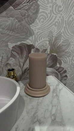 Oggettistica design Candela dorica con piatto alta di a prezzo ribassato^Artigianale Online