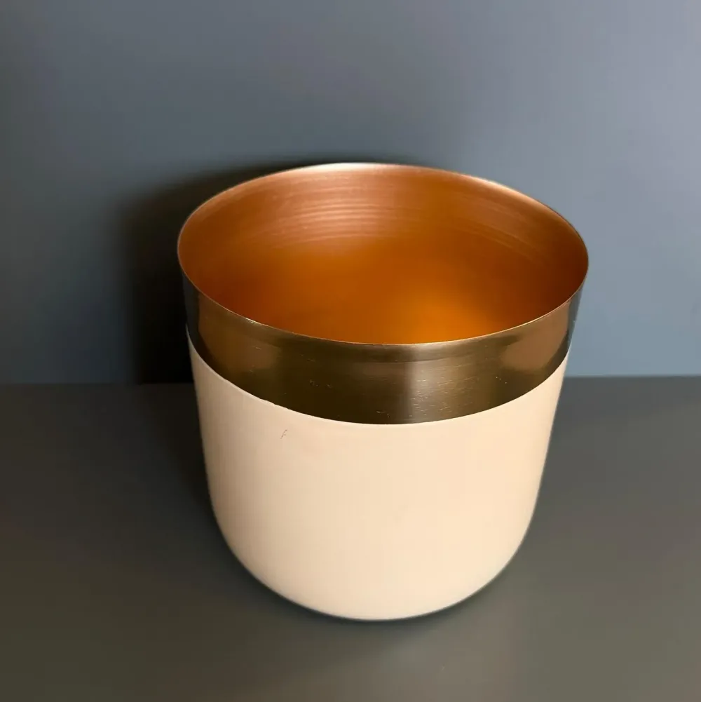 Artigianale Oggettistica design Vaso bicolor ottone e crema di scontata del 28%- Oggettistica