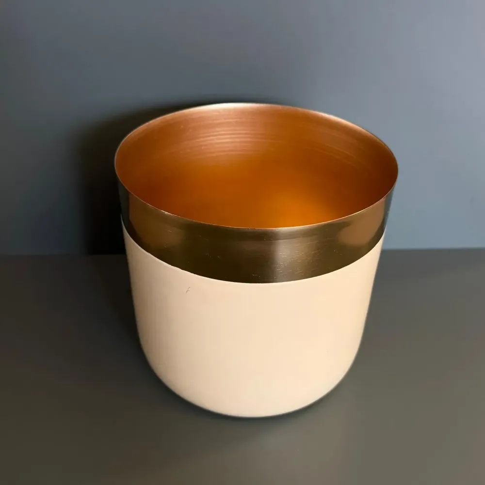 Artigianale Oggettistica design Vaso bicolor ottone e crema di scontata del 28%- Oggettistica