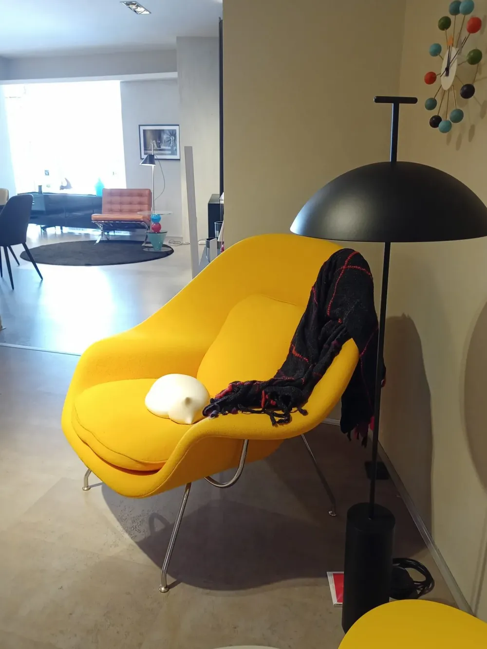 Clearance Poltrona con seduta fissa Womb a prezzo scontato Poltrone