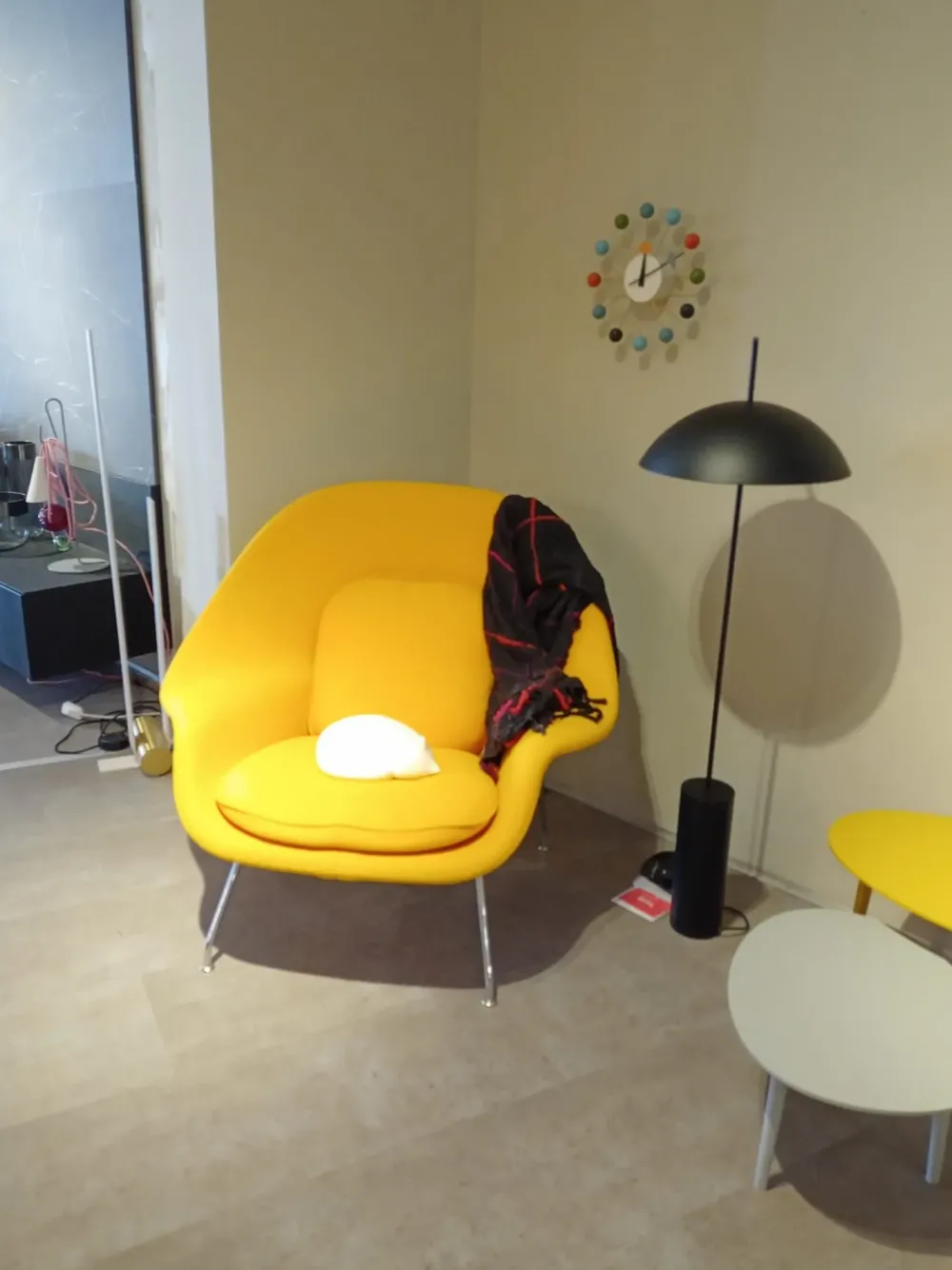 Clearance Poltrona con seduta fissa Womb a prezzo scontato Poltrone