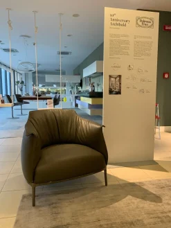 Poltrona Frau Poltrona con seduta fissa Archibald in Offerta Outlet- Poltrone