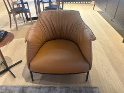 Poltrona Frau Poltrona con seduta fissa Archibald in Offerta Outlet approfittane ora!- Poltrone