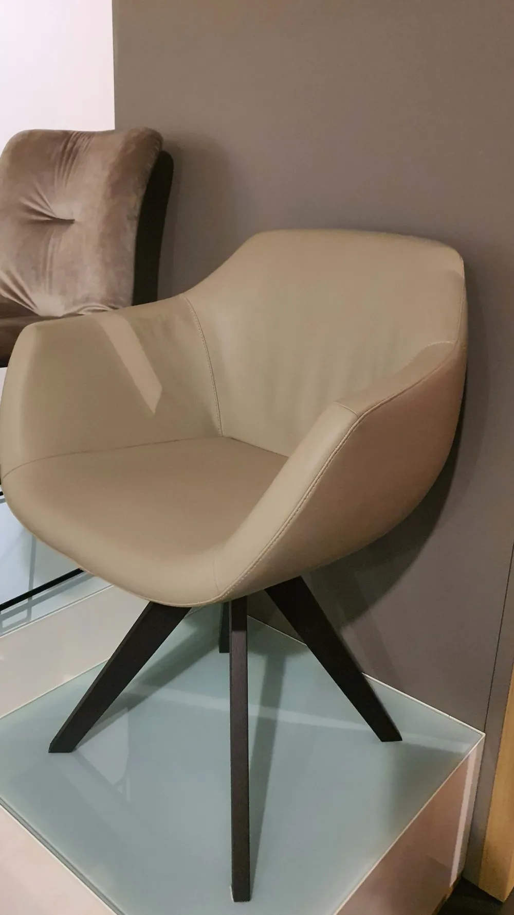 Hot Poltrona modello Delia crema caffè ad un prezzo vantaggioso Poltrone