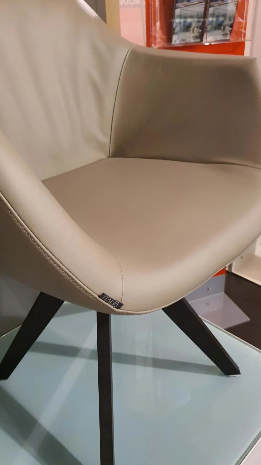 Hot Poltrona modello Delia crema caffè ad un prezzo vantaggioso Poltrone