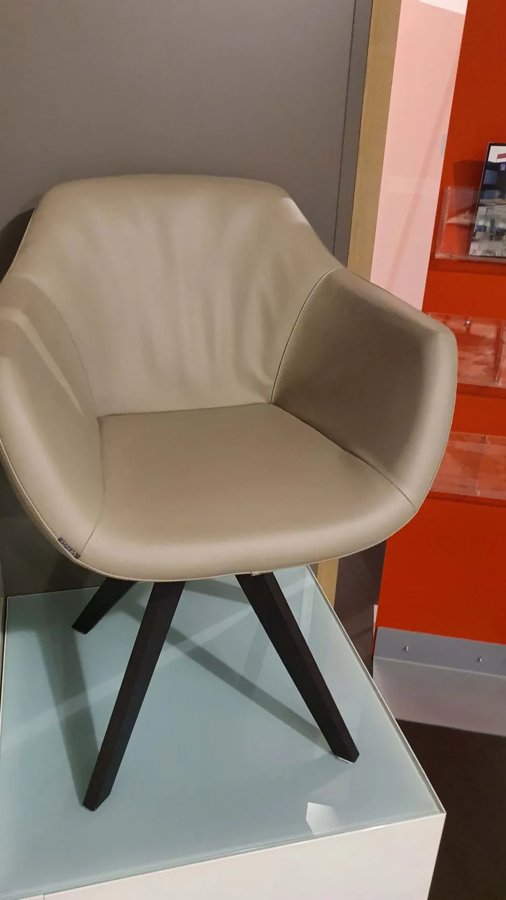 Hot Poltrona modello Delia crema caffè ad un prezzo vantaggioso Poltrone