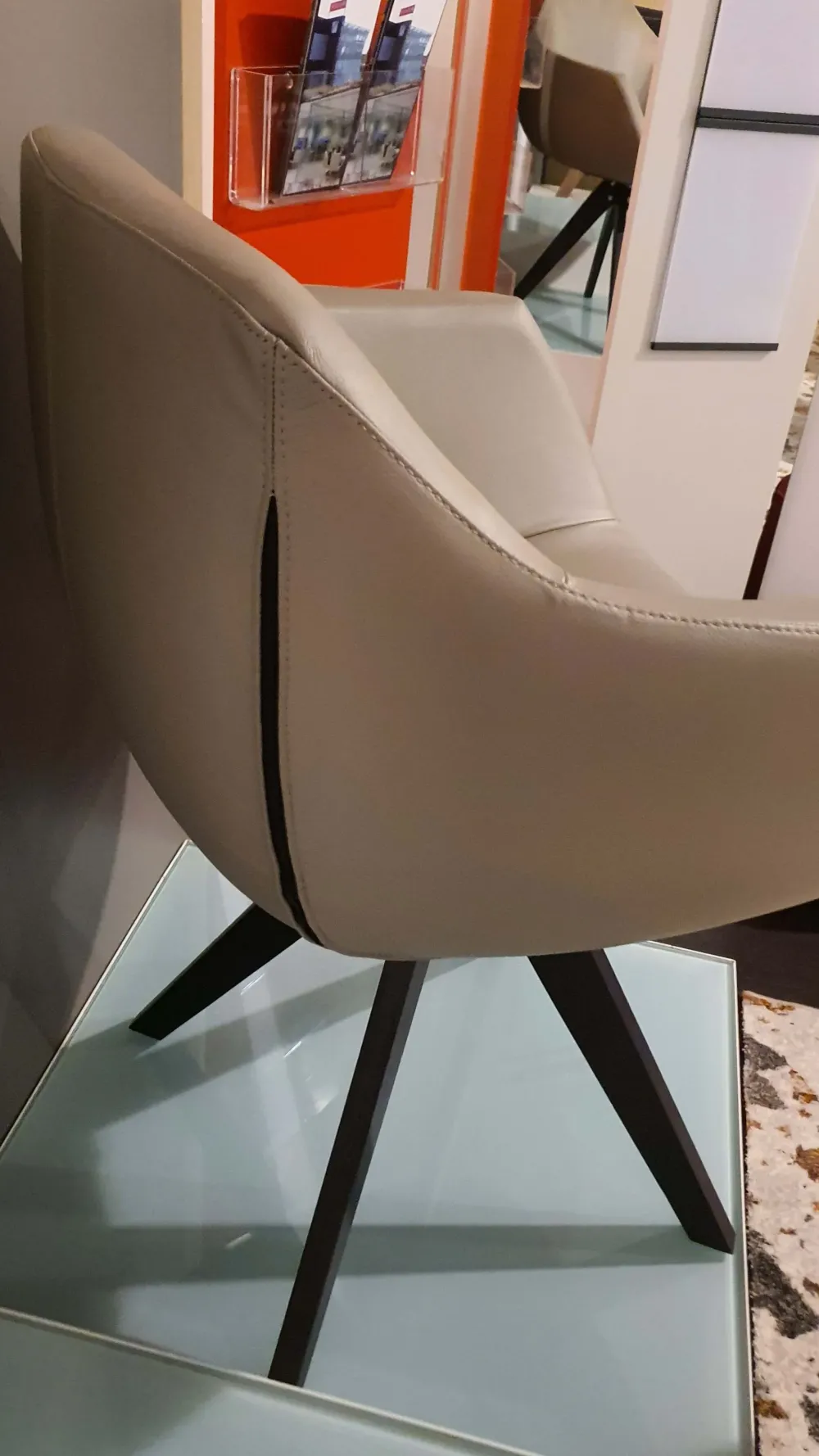 Hot Poltrona modello Delia crema caffè ad un prezzo vantaggioso Poltrone