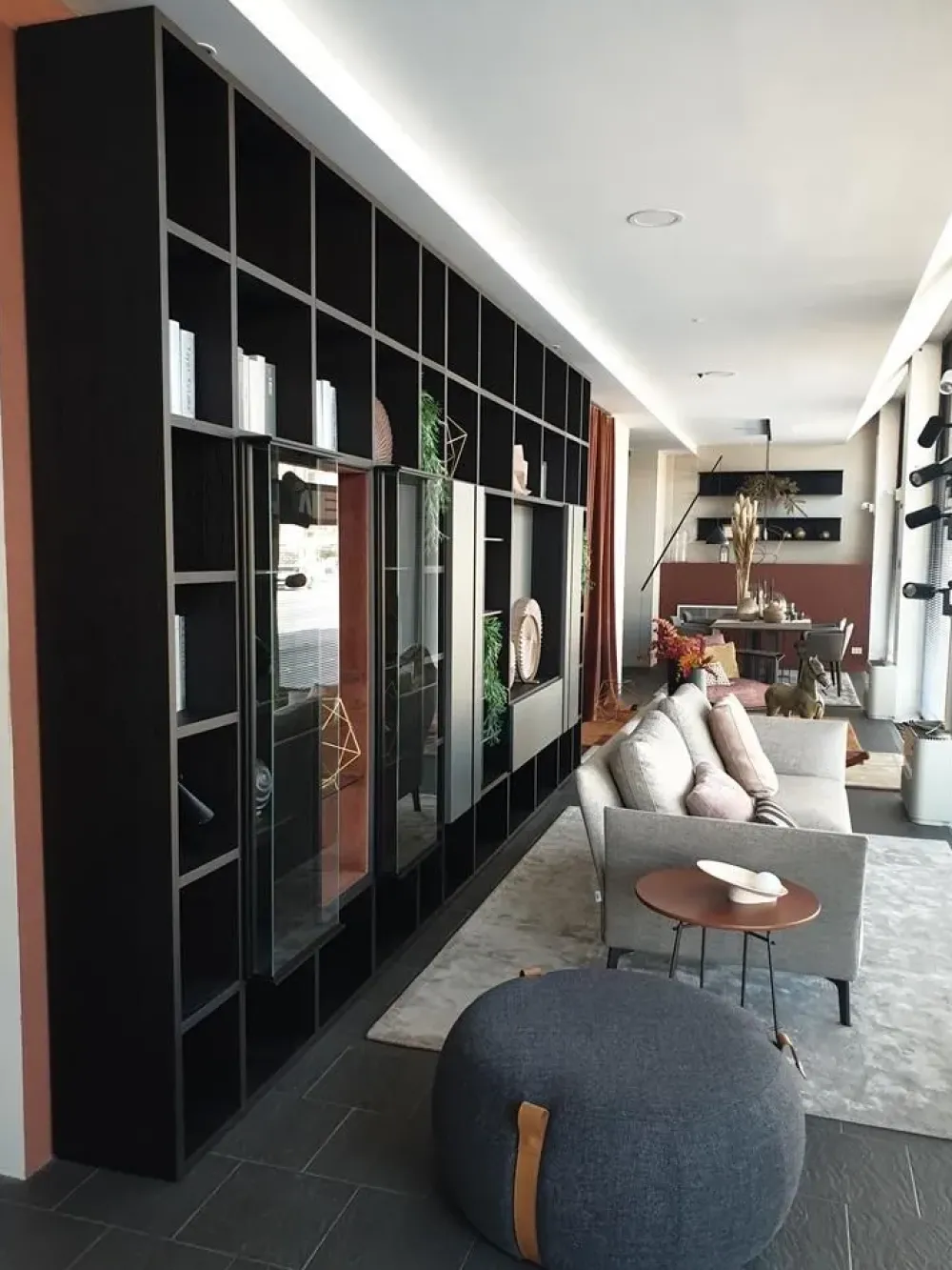 Pouf in tessuto Notch a marchio a prezzo ribassato Pouf