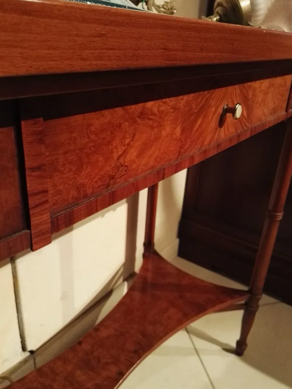 Prezzi ribassati per il tavolino classico Tavolino rettangolare radica con intarsio floreale di^Collezione esclusiva Sale