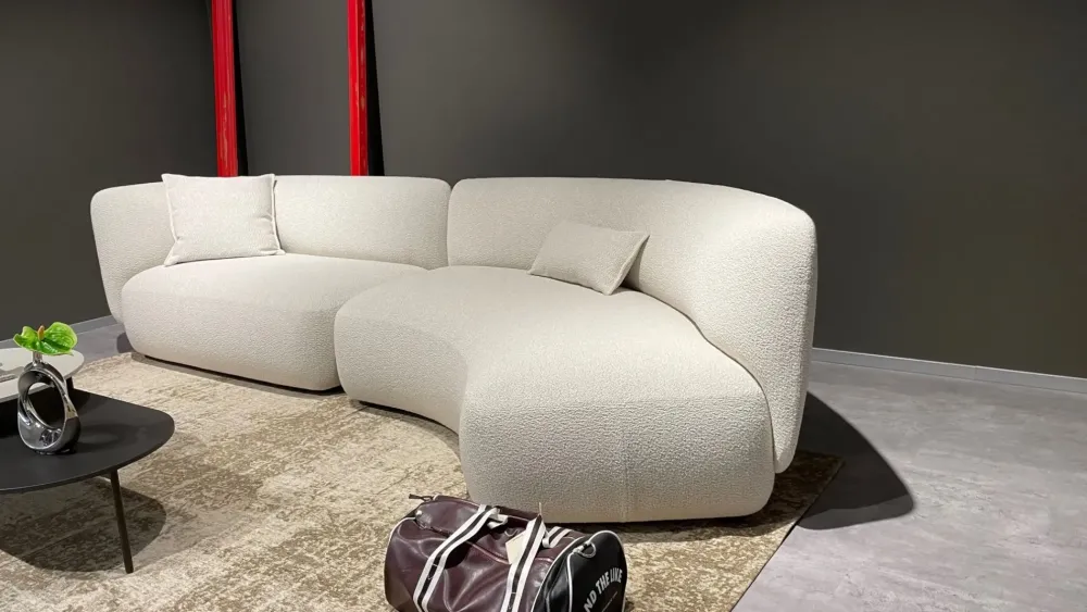 Discount Progettista Interni: Divano Blossom in Tessuto a 3999€. Un must per la tua casa! Divani