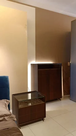 Discount Progettista interni: scopri il comodino Mod Cabaret in legno a prezzo scontato! Comodini