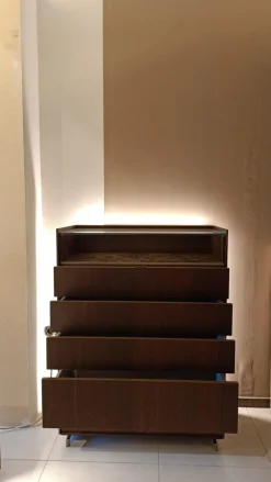 Discount Progettista interni: scopri il comodino Mod Cabaret in legno a prezzo scontato! Comodini