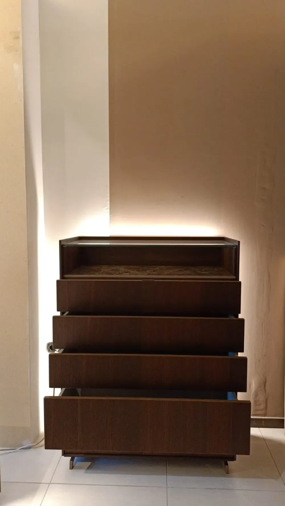 Discount Progettista interni: scopri il comodino Mod Cabaret in legno a prezzo scontato! Comodini