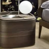 Scopri il comodino Babila curvo di a prezzi outlet! Un design unico per una camera da letto moderna. Comodini